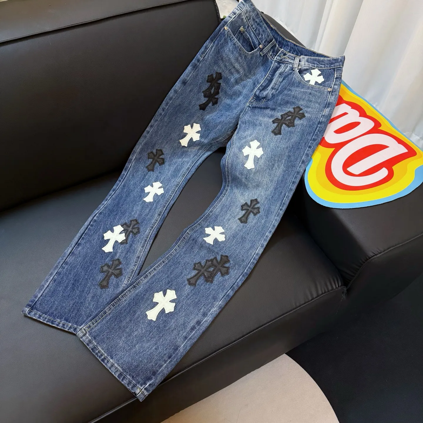 P260 Style number: D346 ChromeHearts Chrome washed blue and black and white leather straight pants, ceiling-level jeans, a pair is hard to find at the counter‼ ️About Zangyin✅This is an extremely luxurious fashion brand that can also be called the aristocracy of the high street. It has always been an exclusive brand for some hipsters or rich second generations. The color of this model is already very eye-catching by using a unique washed material. It is decorated with pink patch cross flowers, which cleverly highlights the charm of the brand. Secondly, this model adopts a classic high-waist cut design, which highlights the long legs and fashionable temperament of the upper body. The brand is highly recognizable and the slim-fitting configuration is more suitable for daily wear. The personality will be fashionable and the specifications can be seen at a glance. Materials and technology ✅ Needless to say, this point goes without saying. As an excellent craftsman brand, Zangyin's requirements for details and craftsmanship are really perfect. The washed color of this model has gone through a lot of processes, not to mention the embellishment of the denim appliqués. It is also purely handmade and sewn. Just like what they believe in, only handmade things have soul and have the meaning of wearing. A top-notch heavy-duty fashionable denim item, recommended by both hands‼ ️ Size: 28, 30, 32, 34, 36 (S-XXL) Color: blue Size reference: Pants length 100 102 104 106 106 Waist 72 76 80 84 88 Recommended weight S (about 130 pounds) M (about 120 pounds) L (about 140 pounds) XL (about 165) XXL (about 185)